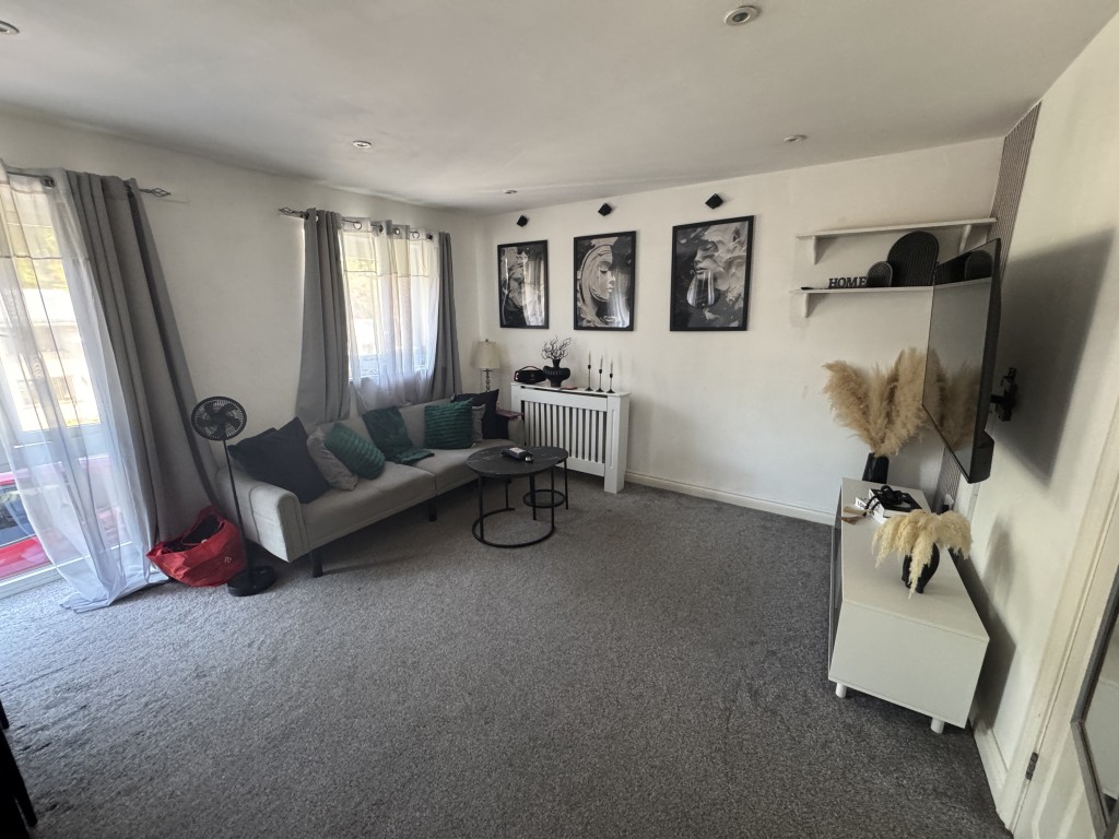 Lot: 63 - RESIDENTIAL INVESTMENT IN POPULAR LOCATION - Living room